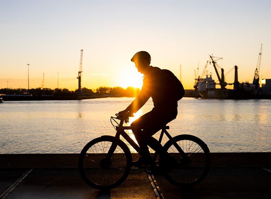 Cyklist der cykler ved havn