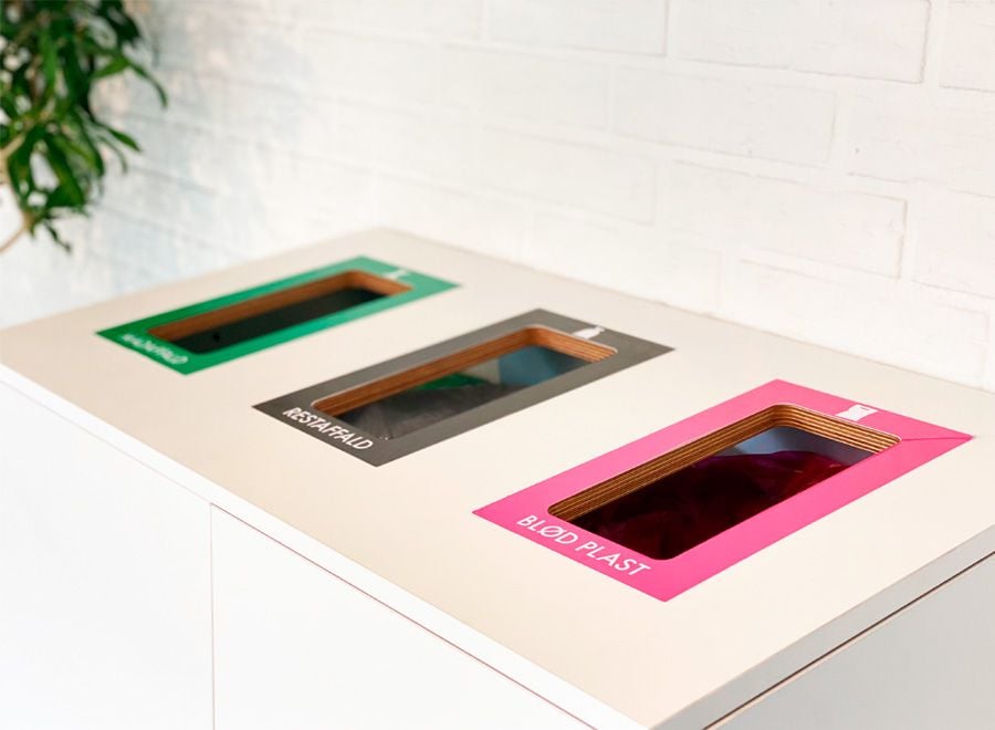 Affaldssortering med madaffald, blød plast og restaffald