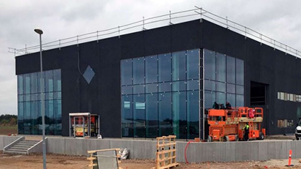 Facade, vinduer og porte monteres i nyt showroom